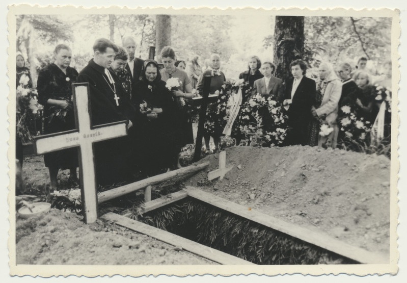 foto, Mihkel Saarik' u (sünd 1877) matused, Viljandi Pauluse koguduse õpetaja Alfred Tooming, Viljandi vana kalmistu, ~1960