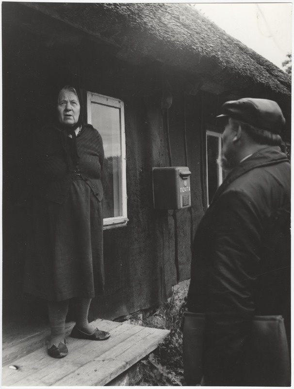 B. Pao vestlemas Elfride Kildjeriga (rannarootslane) Sutlepa külas Haapsalu rajoonis