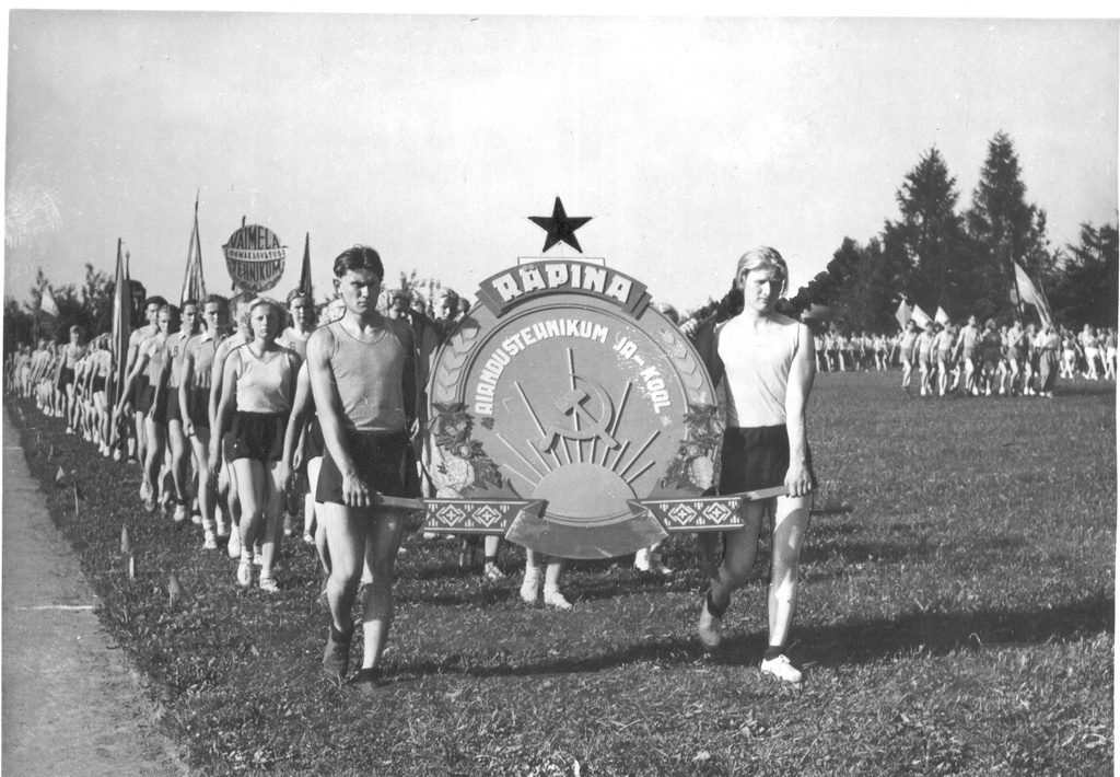 Foto. Vabariigi põllumajanduslike õppeasutuste V suvespartakiaad  Türil  , avadefileel  Räpina Aiandustehnikumi- ja kooli võistkond  juulis 1955.a.