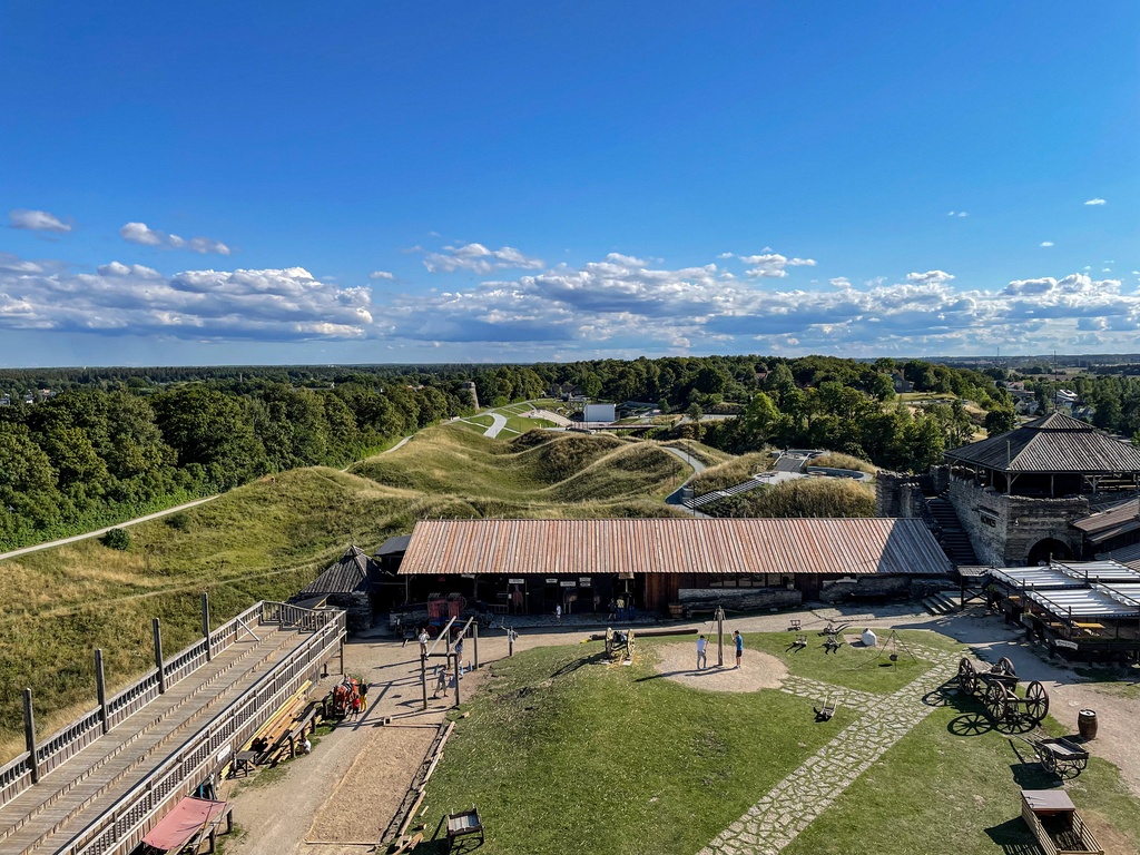 Vaade Rakvere linnusest - Vaade suvisele Vallimäele Rakvere Linnusest