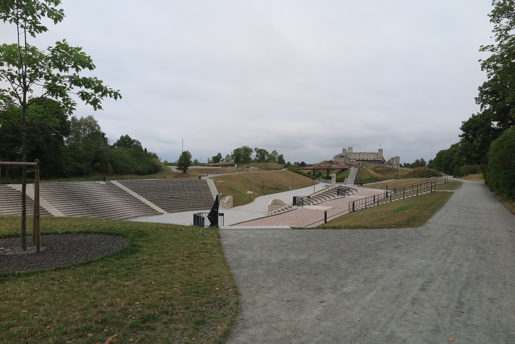 Rakvere laululava ala ja linnus - Vaade Rakvere linnusele üle vallikraavis asuva laululava.