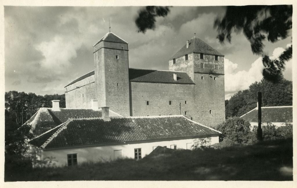 Kuressaare linnus, vaade idast, smf 3761 412 - Saaremaa Muuseum


Muuseumikogu  Fotod
Number  SM F 3761:412 F
Nimetus  Kuressaare linnus, vaade idast
Olemus  
postkaart
Dateering  Dateering: 
Originaal  originaal
Kollektsioon  Kirss, Andy
Säilivus  hea
Eraldatavad osad  Mõõdud 
kõrgus: 85 mm; 

laius: 134 mm (must-valge)
enne.1940 valmistamine  
Eesti  Kuressaare; 
hoone - rajatis Kuressaare linnus fotograaf: Haidak, Osvald kirjastaja fotograaf töö ja tegevus 

Narva fotograaf ja postkaartide kirjastaja.