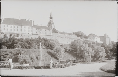 {'et': 'Tallinn. Toompark (Snelli park) Snelli tiik, esiplaanil purskkaev, tagaplaanil Toompea.', '_type': 'lang'} - Tallinn. Toompark (Snelli park) Snelli tiik, esiplaanil purskkaev, tagaplaanil Toompea.  duplicate photo