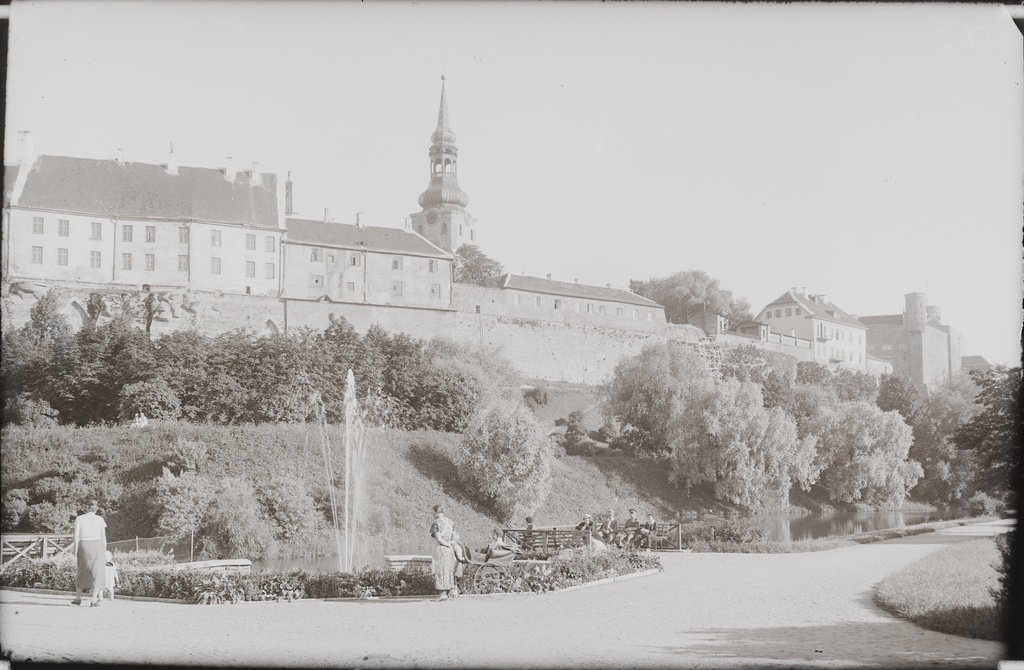 {'et': 'Tallinn. Toompark (Snelli park) Snelli tiik, esiplaanil purskkaev, tagaplaanil Toompea.', '_type': 'lang'} - Tallinn. Toompark (Snelli park) Snelli tiik, esiplaanil purskkaev, tagaplaanil Toompea.