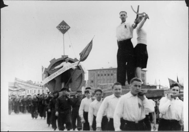 Narva töötajad esimese mai demonstratsioonil 1941 - Narva töötajad esimese mai demonstratsioonil, esiplaanil kommunistlikud noored linavabrikust. 1. mai 1945 .a.