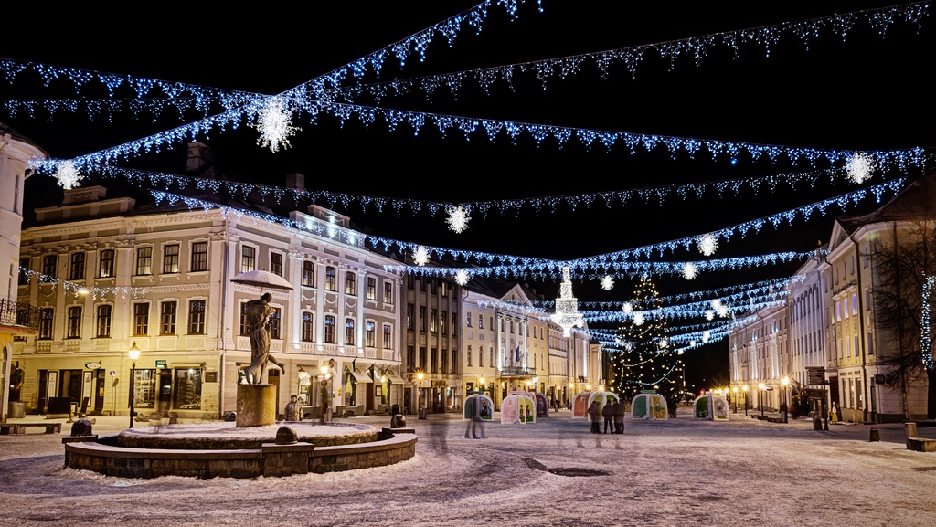 Tartu Raekoja platsi vaade - Tartu Raekoja plats jõuluehtes. Detsember 2012