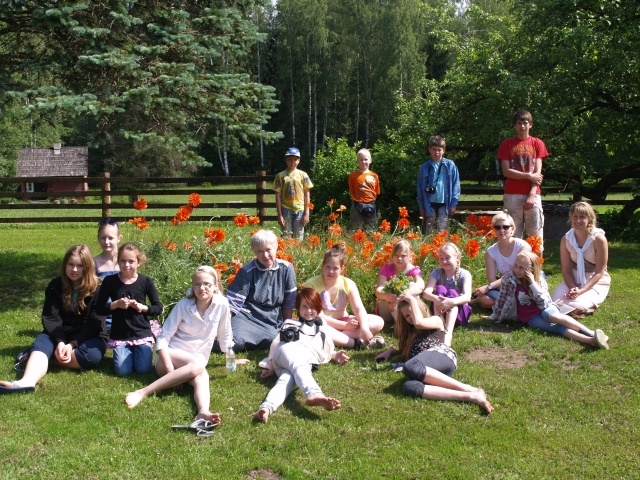 Lastelaager "Kirju-mirju Eesti", laagrilised Heimtalis Kääriku talu hoovis