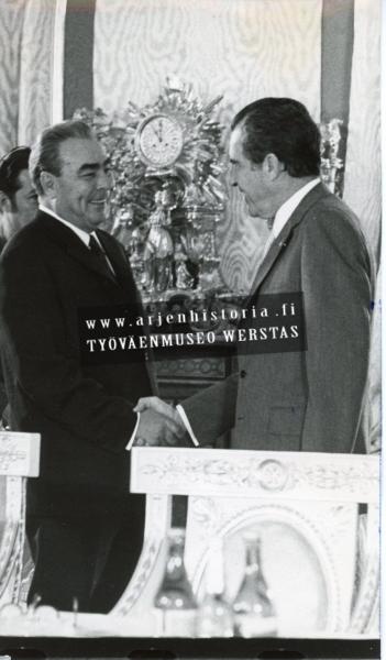 Neuvostoliiton kommunistisen puolueen pääsihteeri Leonid Iljitš Brežnev tapaamassa Yhdysvaltojen presidenttiä Richard Nixonia Valkoisessa talossa