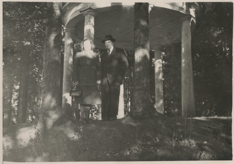 B. Labi ja P. Voolaine Räpina pargis pergola (Musitempel) ees