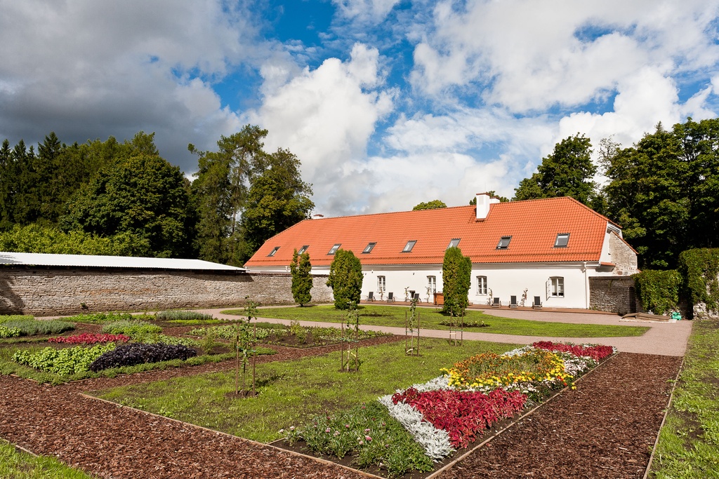 Vihula Manor garden - Vihula Manor Country Club & Spa - Vihula Manor Country Club &amp; Spa is a hidden treasure on the Northern coast of Estonia, set amidst the wildlife-rich Lahemaa National Park and near the Baltic Sea.