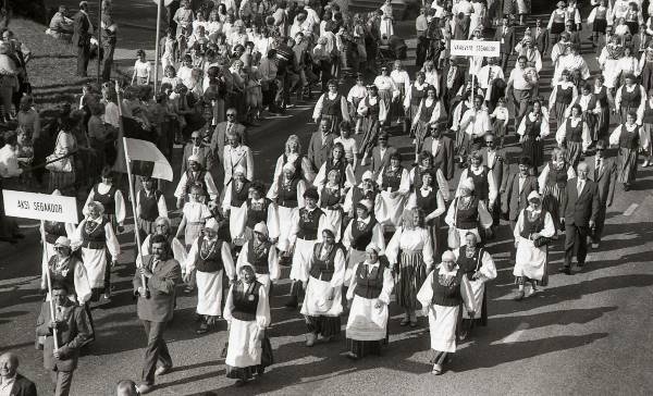 Fotonegatiiv. 	
Fotonegatiiv. Tartu Laulupidu 1990. Rongkäik. Äksi segakoor.