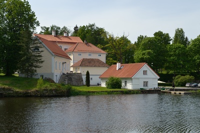 Vihula mõis 2012 - Vihula mõisahooned: ees paremal on pesuköök, keskel õliait ja vasakul palmimaja. Õliaida taga on kõrgem käsiait-tuvila, mille taga omakorda on härrastemaja.  duplicate photo