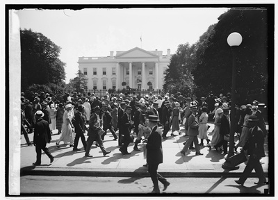 Crowd at White House, (Washington, D.C.), to see Prince of Wales, 8-30-24 LCCN2016849472 - Title: Crowd at White House, [Washington, D.C.], to see Prince of Wales, 8/30/24
Abstract/medium: 1 negative : glass ; 5 x 7 in. or smaller  duplicate photo