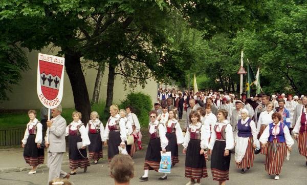 Fotonegatiiv. Segakooride laulupidu Tartus 7. juunil 1998.a. Tõlliste valla segakoor rongkäigus.