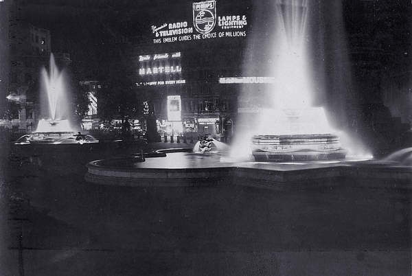 Trafalgar Square 1952 - geograph.org.uk - 513451 - Trafalgar Square 1952