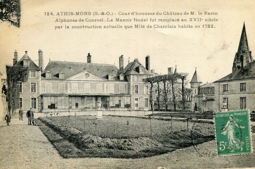 Cour d'honneur du Château de M. le Baron Alphonse de Courcel. Le manoir féodal fut remplacé au XVIIe siècle par la construction actuelle que Mlle de Charolais habita en 1732.