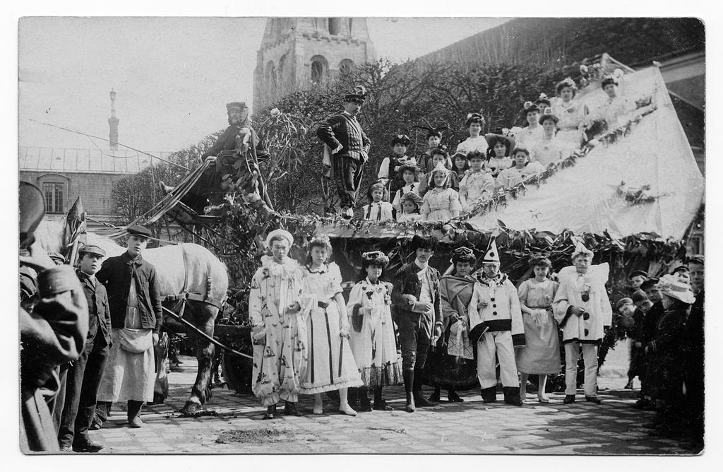 Un char de carnaval devant l'église Saint Denis