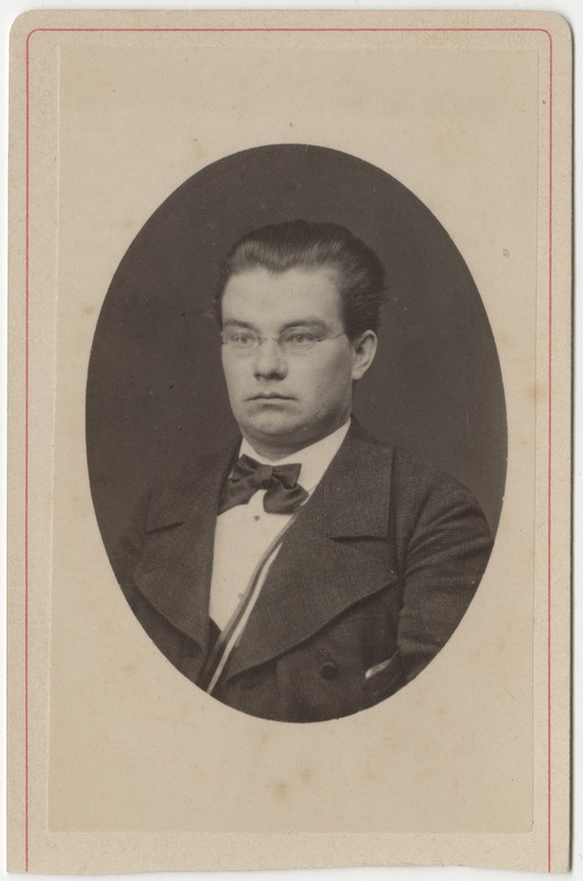 Korporatsiooni "Livonia" liige Ferdinand Till, portreefoto