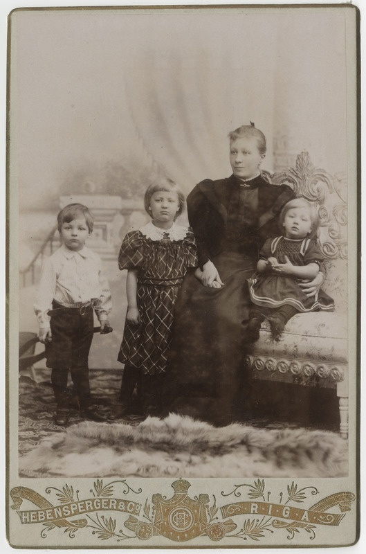 Naine koos kolme lapsega, grupifoto