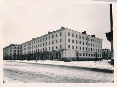 Elamu Riia 11, allkorrusel toidukauplus "Tartu" ja lastekauplus "Noorus". Tartu, 6.01.1960.  duplicate photo