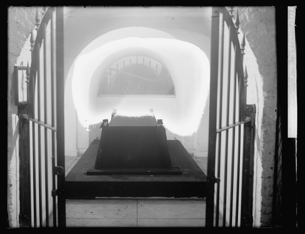 Washington's tomb at Capitol, (Washington, D.C.) LCCN2016826007 - Title: Washington's tomb at Capitol, [Washington, D.C.]
Abstract/medium: 1 negative : glass ; 8 x 6 in.