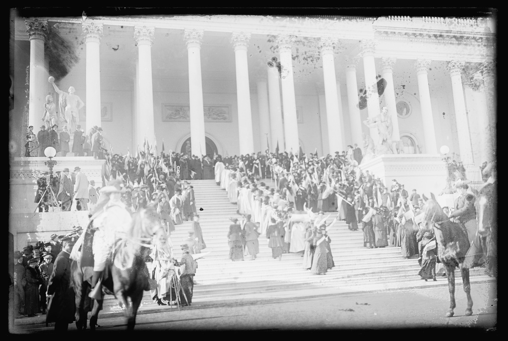 Suffragettes at U.S. Capitol, (Washington, D.C.), 1917 LCCN2016851278 - Title: Suffragettes at U.S. Capitol, [Washington, D.C.], 1917
Abstract/medium: 1 negative : glass ; 4 x 6 in.