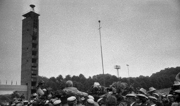 Negatiiv. XX üldlaulupidu Tallinnas 1985. A. Nilsoni kogu. Dirigentide tänamine.