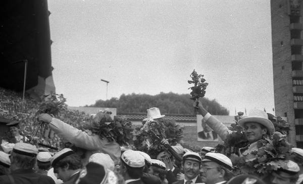 Negatiiv. XX üldlaulupidu Tallinnas 1985. A. Nilsoni kogu. Dirigentide tänamine. O.Oja.