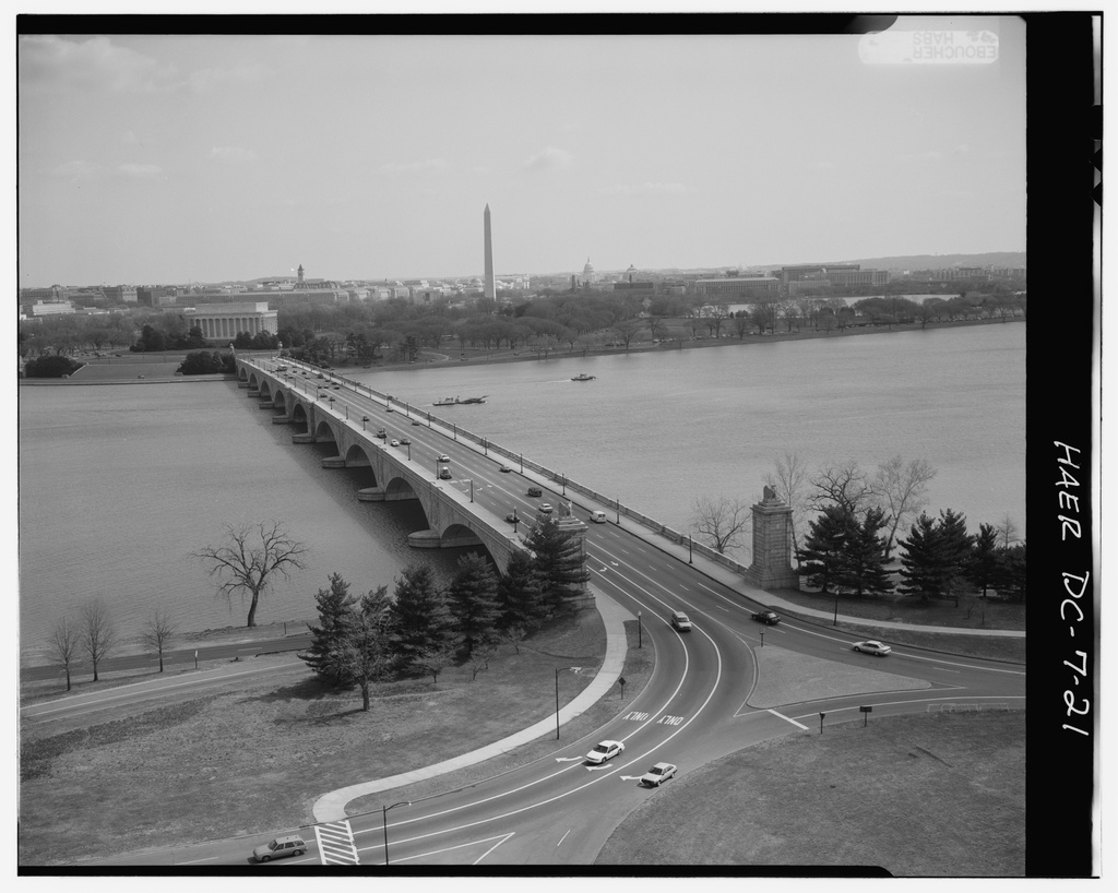 AERIAL VIEW LOOKING EAST TOWARDS LINCOLN MEMORIAL AND WASHINGTON MONUMENT - Arlington Memorial Bridge, Spanning Potomac River between Lincoln Memorial and Arlington National Cemetery, Washington, District of Columbia, DC