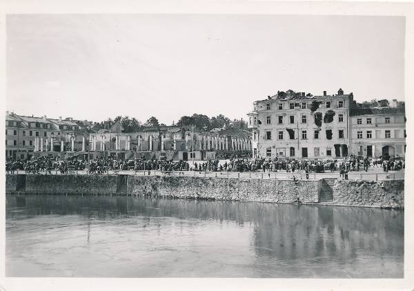 Foto. II maailmasõja aegne linn: kaubahoovi varemed; purustatud maja  Söögituru ja Poe t nurgal ( vaade Emajõelt kesklinna suunas). Tartu, 31.07.1941. Foto E. Selleke