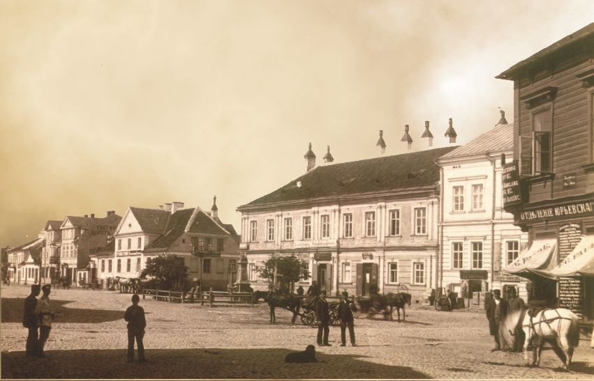 Henningi plats. Tartu, 1890.
Vaade Raekoja ja Holmi t nurgalt piki Peterburi tänavat. Taga nn Katariina maja (praegu Narva mnt 23).