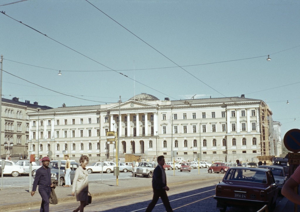 {'fi': 'Valtioneuvoston linna (ent. Senaatintalo) kuvattu Aleksanterin- ja Senaatintalon kulmasta, Senaatintori.', '_type': 'lang'} - Valtioneuvoston linna (ent. Senaatintalo) kuvattu Aleksanterin- ja Senaatintalon kulmasta, Senaatintori; dia, filmi, väri