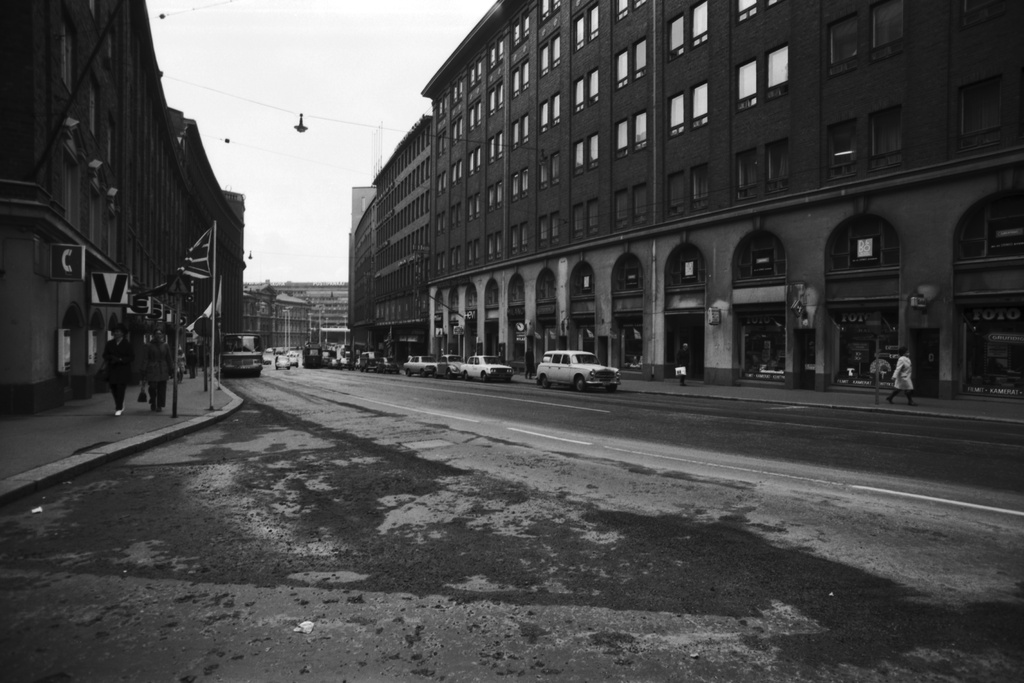 {'fi': 'Kaisaniemenkatu 4. Näkymä Kaisaniemenkadulta Pukeva-talon suunnalta Kaivokadulle päin.', '_type': 'lang'} - Kaisaniemenkatu 4. Näkymä Kaisaniemenkadulta Pukeva-talon suunnalta Kaivokadulle päin; negatiivi, filmi, mv