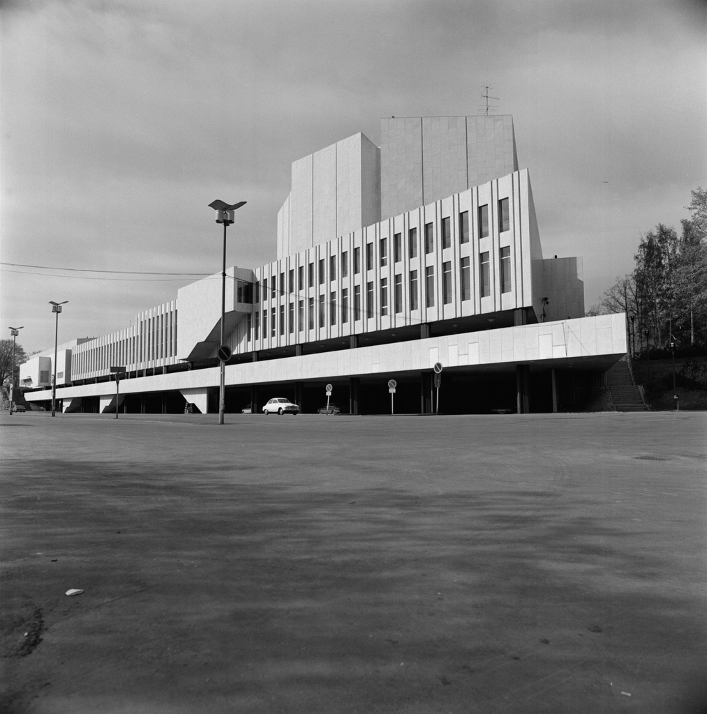 {'fi': 'Finlandia-talon julkisivua Karamzininkadun (= Karamzininrannan) puolelta', '_type': 'lang'} - Finlandia-talon julkisivua Karamzininkadun (= Karamzininrannan) puolelta. Arkkitehti Alvar Aalto, valmistunut 1971. -- negatiivi, filmi, mv