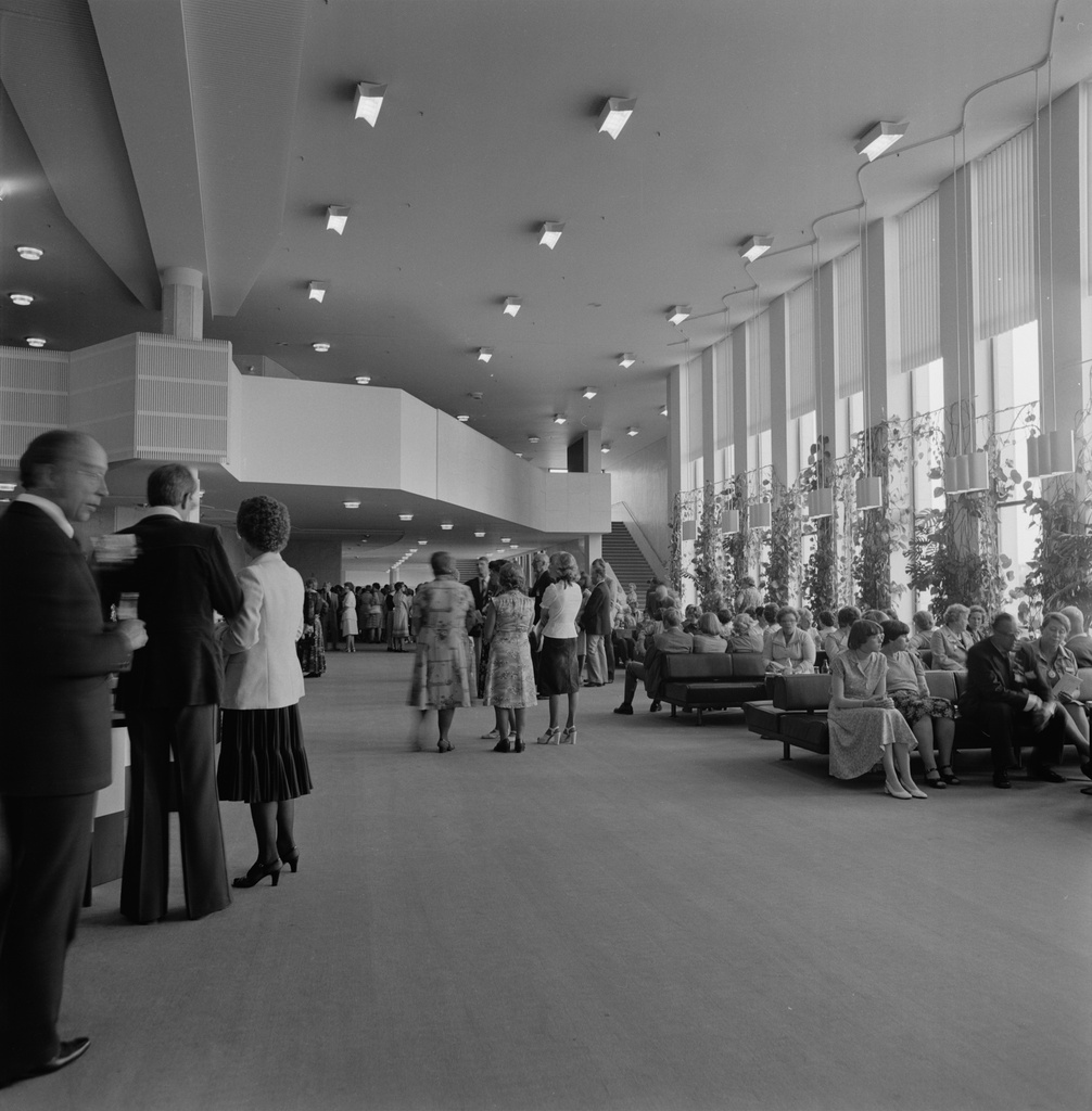 {'fi': 'Finlandia-talo, yleisöä konserttisalin lämpiössä', '_type': 'lang'} - Finlandia-talo, yleisöä konserttisalin lämpiössä.  Arkkitehti Alvar Aalto, valmistunut 1971. -- negatiivi, filmi, mv