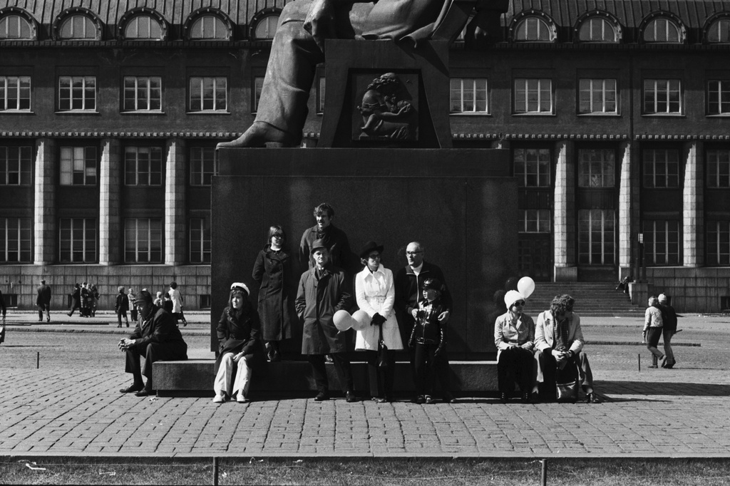 {'fi': 'Ihmisiä Aleksis Kiven patsaan juurella Rautatientorilla seuraamassa ohi kulkevaa työväen vappumarssia 1.5.1971.', '_type': 'lang'} - Ihmisiä Aleksis Kiven patsaan juurella Rautatientorilla seuraamassa ohi kulkevaa työväen vappumarssia 1.5.1971; negatiivi, filmi, mv