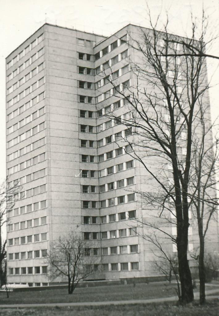 Tartu linnavaade. Eesti Põllumajanduse Akadeemia uus ühiselamu (EPA Torn), Kreutzwaldi tn 52. 12.1979.a.