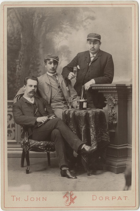 Korporatsiooni "Livonia" liikmed Ernst Sokolowski ja Carl Sakkit ning nende akadeemiline isa Sigismund Kroeger, grupifoto