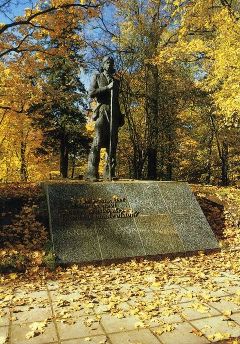 Mälestusmärk: Kristjan Jaak Peterson (skulptor  J. Soans, arh. A. Murdmaa). Tartu, Toomemägi, 1990-1995. Foto Avo Mallene.