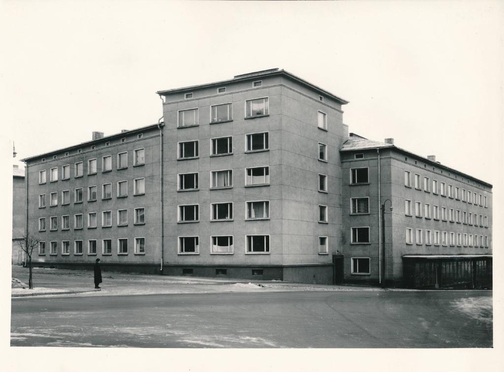 Uus korterelamu Riia 9, vasakul Akadeemia t. Tartu, 1961.
