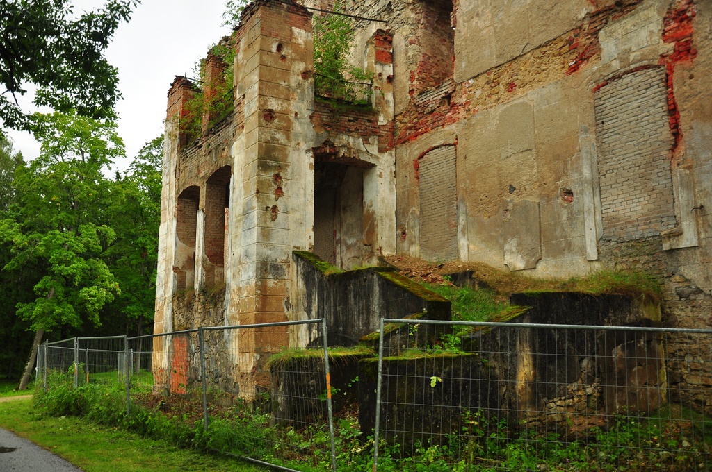 Varemed1 - Põltsamaa linnuse varemed vallikraaviga