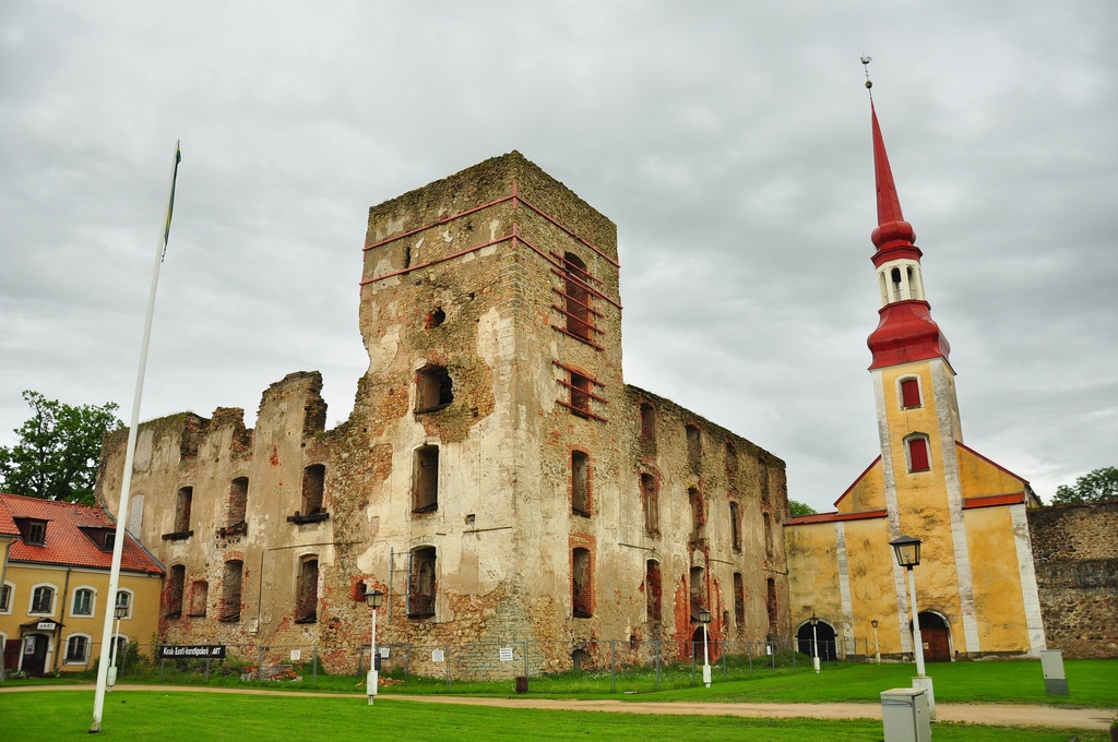 Linnuse hoov - Põltsamaa linnuse varemed vallikraaviga