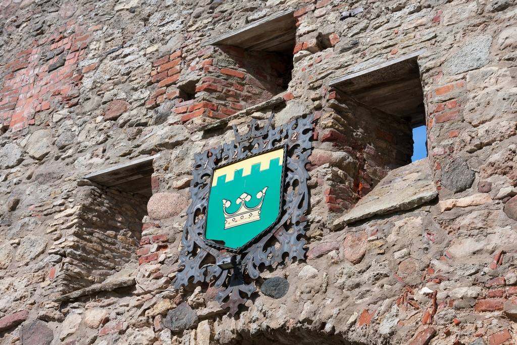 Crest at Põltsamaa Castle - Coat of arms above main gate at Põltsamaa Castle.