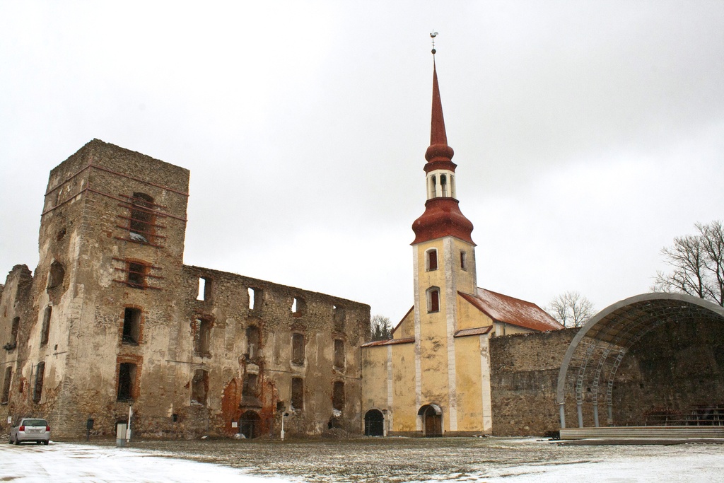 Poltsamaa castle and church - panoramio - Põltsamaa castle and church