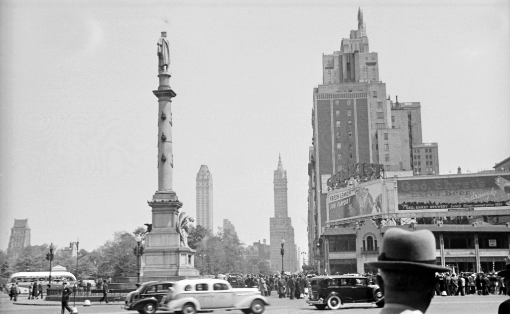 Columbus körforgalom, háttérben a Central Park street, a kép a Broadway felől nézve készült. Fortepan 16918 - Columbus Circle, Central Park South in the background, view from Broadway.