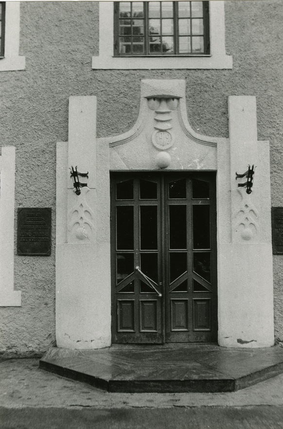 Väike-Maarja seltsimaja portaal, vaade sissepääsule. Arhitekt Fromhold Kangro