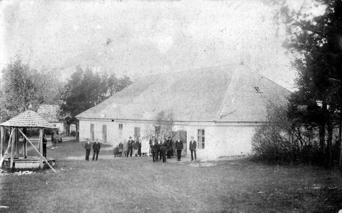 Foto Seltsimaja Kassaris mõisa õuel