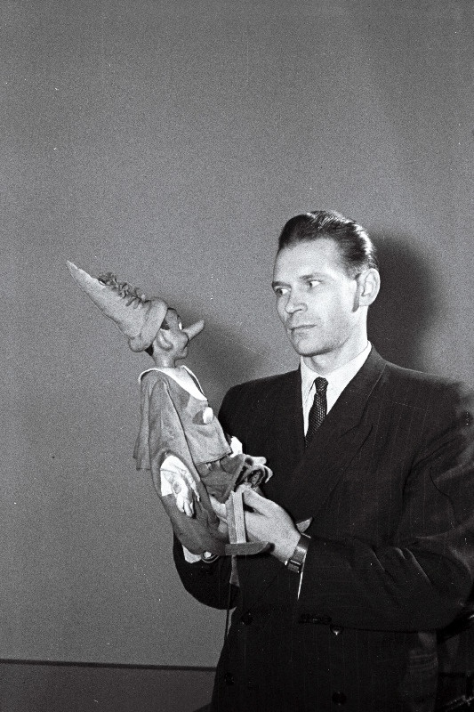 ENSV Riikliku Nukuteatri näitleja Ferdinand Veike puunukk Buratinoga.