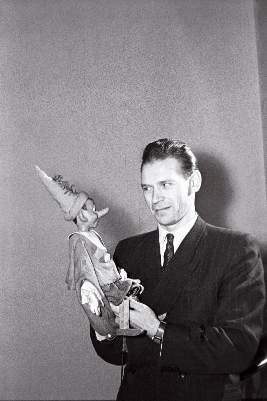 ENSV Riikliku Nukuteatri näitleja Ferdinand Veike puunukk Buratinoga.