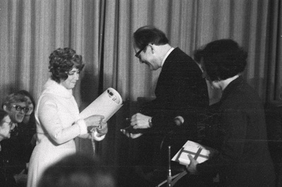 Eesti NSV teenelist kirjanikku Lilli Prometit tema 50. a juubelil õnnitlevad Jaan Kross ja luuletaja Debora Vaarandi.  similar photo
